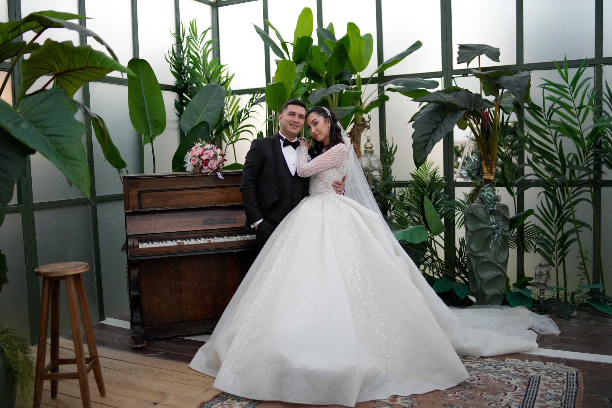 Bitkili iç mekanda gelin damat